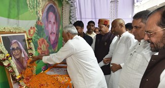 CM Nitish and RJD supremo Lalu Yadav attended the funeral rites of MLA Anirudh Yadav's mother.