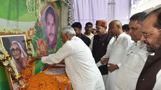 CM Nitish and RJD supremo Lalu Yadav attended the funeral rites of MLA Anirudh Yadav's mother.