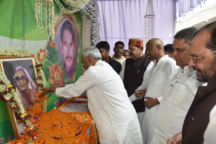 CM Nitish and RJD supremo Lalu Yadav attended the funeral rites of MLA Anirudh Yadav's mother.