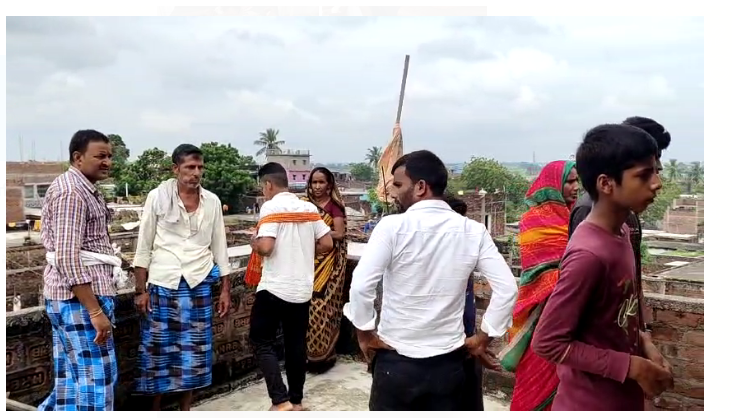 agyat aparadhi ne ghar mai ghuskar kiya jaanleva hamla 