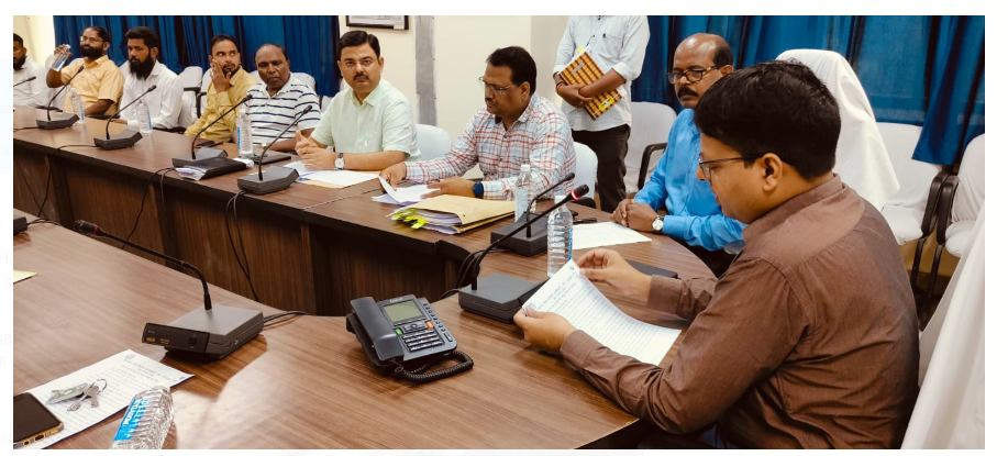 dc ne adhikariyon avam rajnitik dalon ke saath ki baithak 