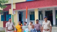 Inspector gifted pen and balloon to two children who ran away from home