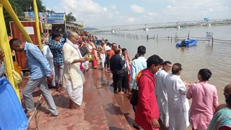 Thousands of pilgrims offered their prayers in Gayaji with the water of the salvation-giving Falgu river.