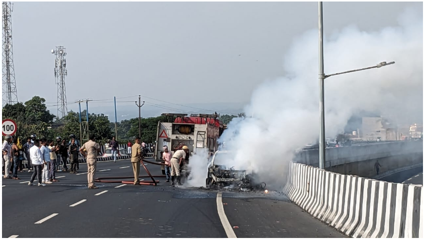ramgarh mai achanak chalti car mai lagi aag 