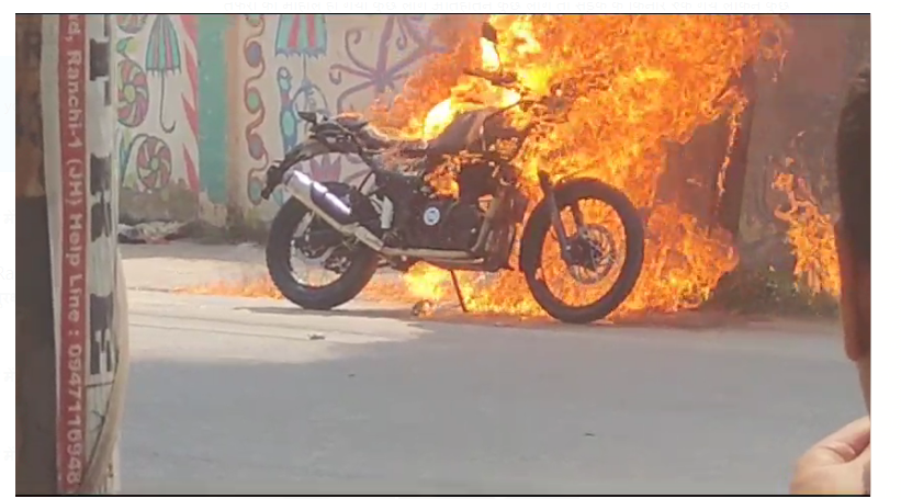 ranchi mai beech sadak per motercycle mai lagi aag 