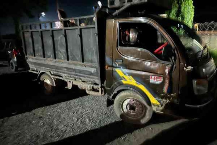 Police arrested two with one thousand kilos of illegal scrap, tempo seized