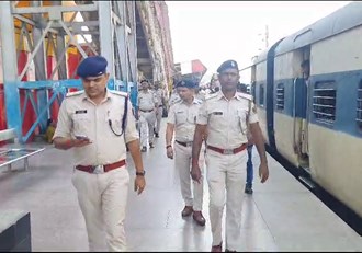 Panic created on information of bomb in passenger train