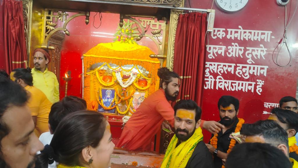 vikrant messi ne patna ke mahavir mandir me tekja mattha, bhagwaan ka liya aasherwad 