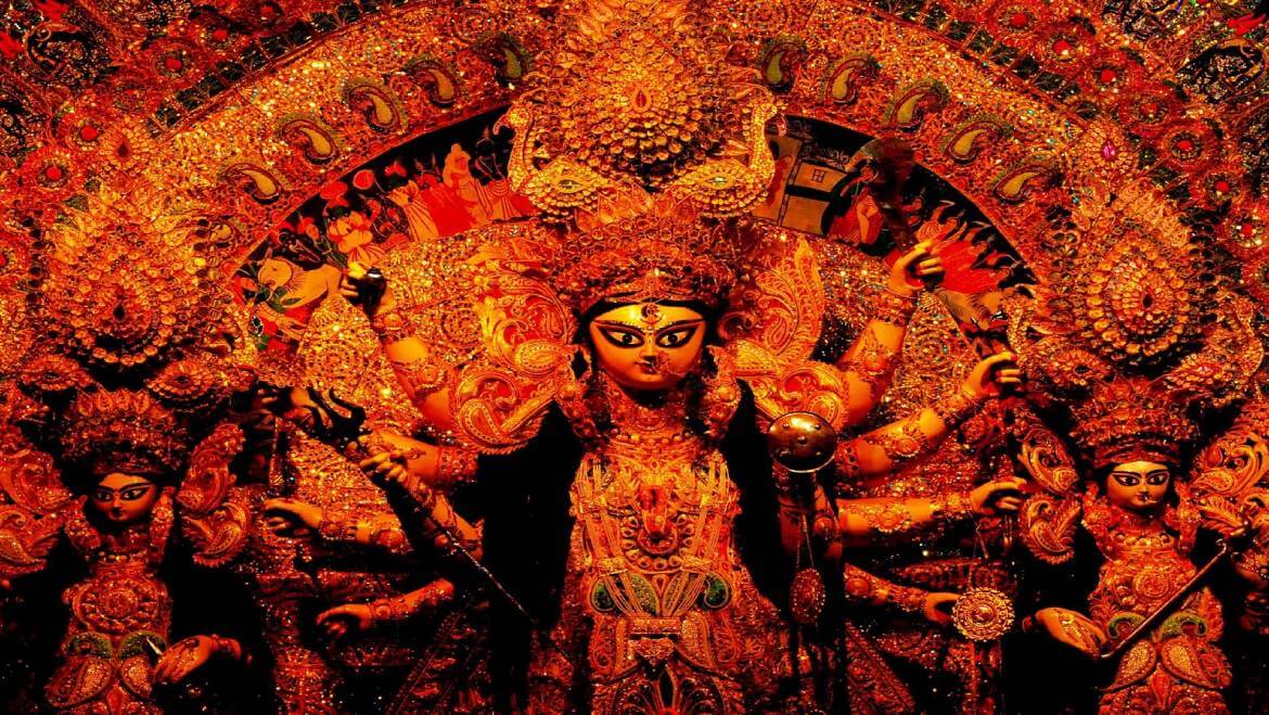 durga puaj 2023 : ulta puja pandal ko dekhne umdi logon ki bheed