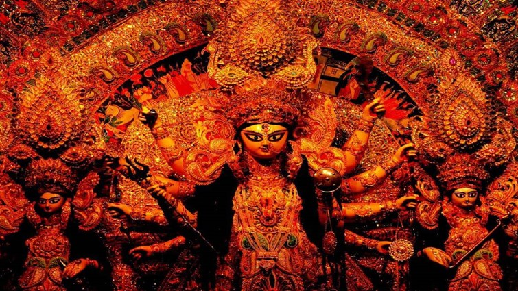 durga puaj 2023 : ulta puja pandal ko dekhne umdi logon ki bheed 