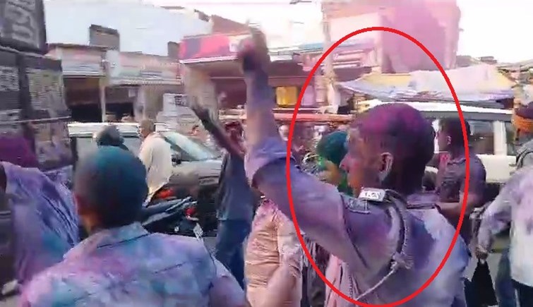 ashleel ganon par bihar police ke thumke, beech sadak par jawanon ne kiya dance 