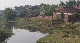 Land mafia active in Nawada, encroaching on government land and river.