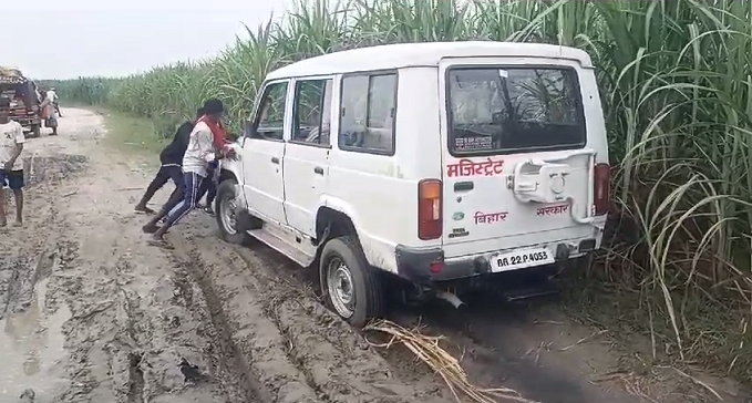 BIHAR ME NADI PAR KARTE WAQT PHANSI CO SAHEB KI GADI