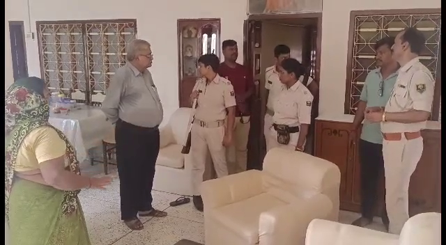 10 lakh robbery from businessman's house by taking hostage in Begusarai..
