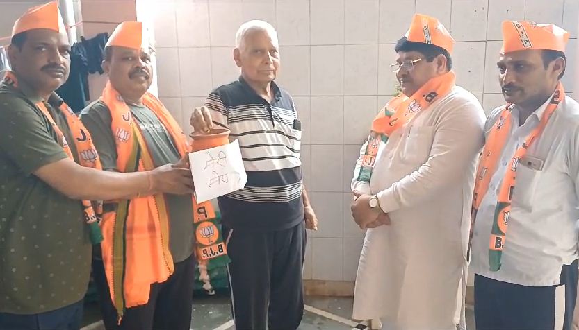 BJP workers conducted public relations campaign in various areas, collected soil and rice from people's homes.