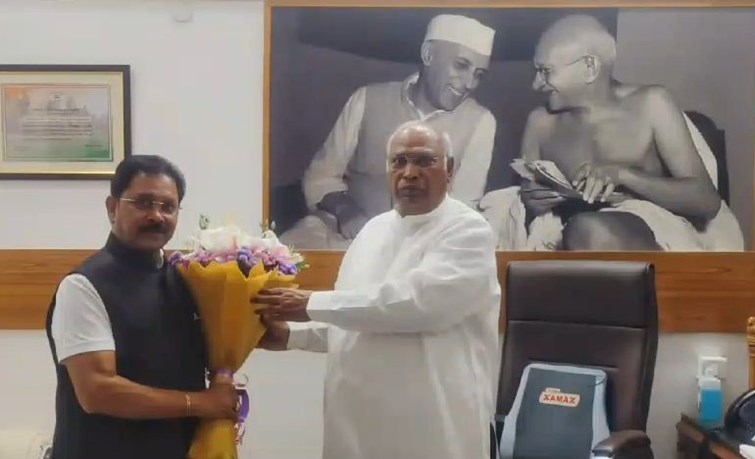 Rajya Sabha member Dheeraj Sahu met Congress National President Mallikarjun Kharge, National President will soon arrive in Lohardaga.