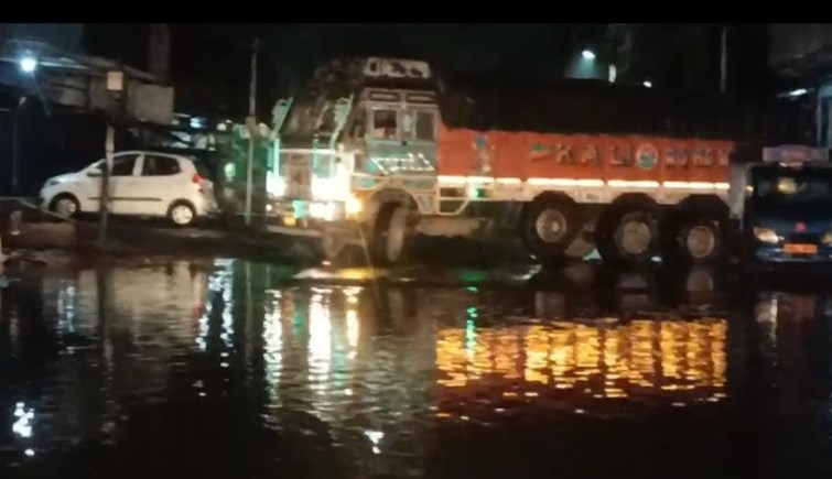 Road submerged due to rain, people troubled due to water logging, Municipal Corporation exposed