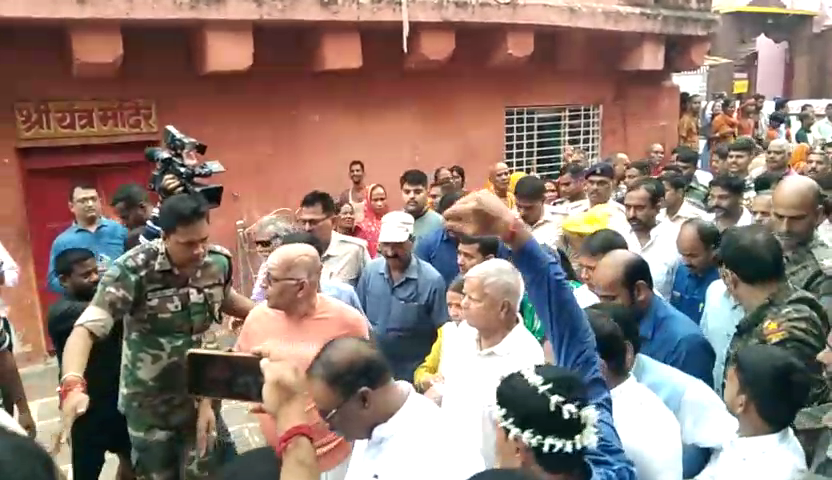 Lalu Yadav worshiped with Rabri Devi at Vaidyanathdham temple..see photo