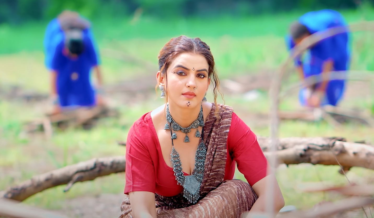 bhojpuri queen akshara singh ka dikha desi andaj, fans se pucha ke bate hamra se beautyfull