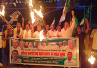 JDU's torch procession in Badhra block of Bhojpur, many party leaders including Chhotu Singh, Sanjay Singh attacked the central government.