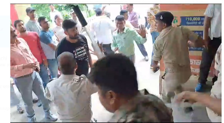 dhanbad mai tendar dalne ko lekar jamkar bawal 