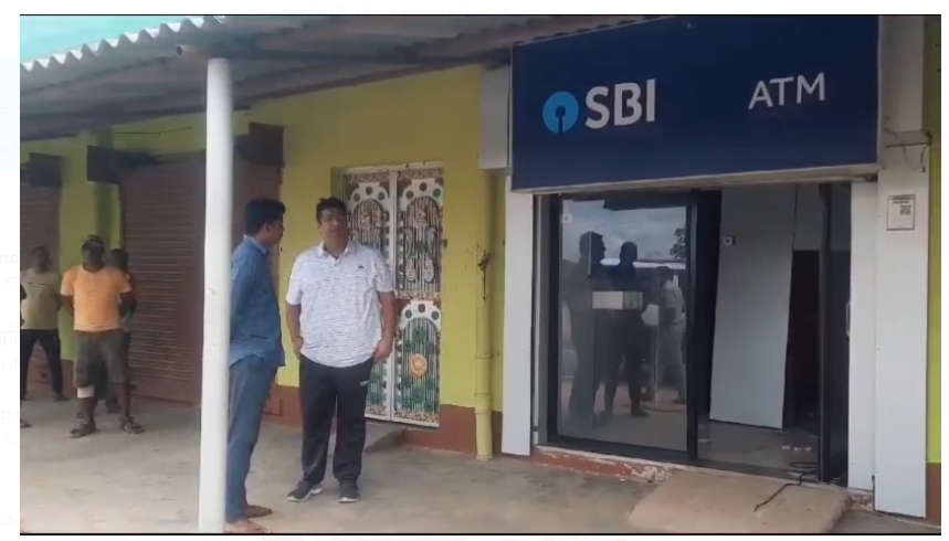 jamtara mai aparadhiyon ne sbi ka atm maschine ukhada 