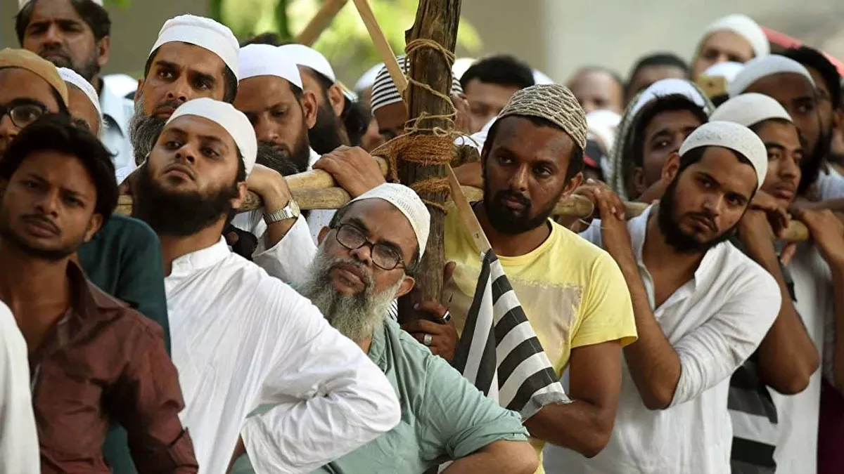 pasmandon ke paksh me utra muslim morcha