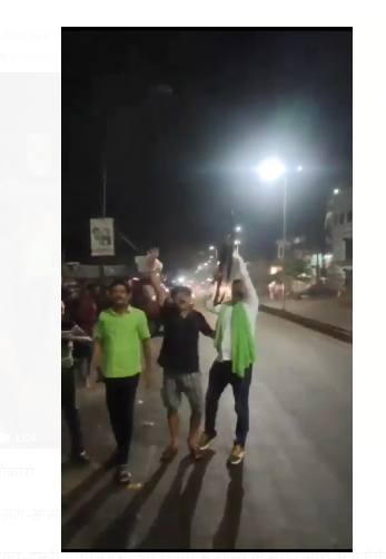 bebi devi ki jeet per julus mai hawai fairing maamla 