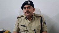 Vaishali SP suspended four policemen along with the SHO and also registered a case.