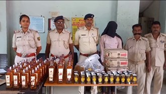 Policemen started buying vegetables on the way, smuggler escaped, public looted liquor