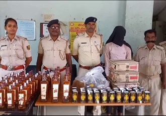 Policemen started buying vegetables on the way, smuggler escaped, public looted liquor