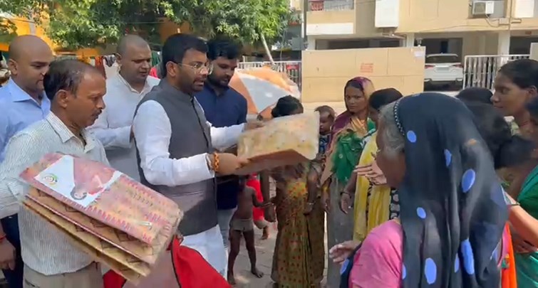 PM MODI KE BIRTHDAY PER YUVA CHETNA NE KIYA CELEBRATE