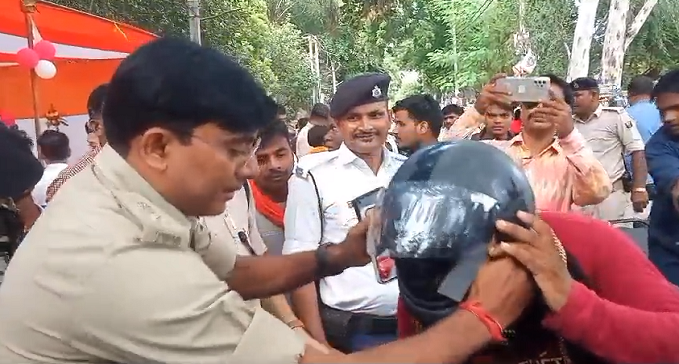 HARITALIKA TEEJ PER BHOJPUR SP NE BAGAIR HELMET WALE BIKERS KO PEHNAYA HELMET