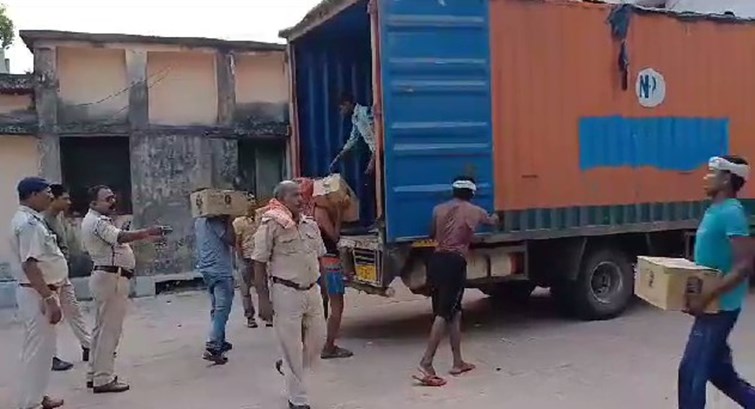 buxer sp ne sharab ki khep ke sath thana prabhari samet 5 jawanon ko dabocha 