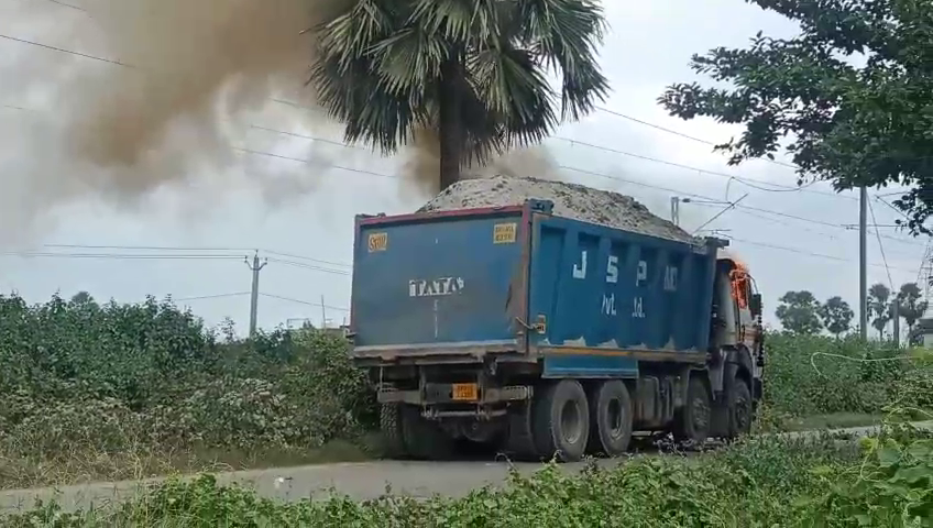 Dumper crushed girl in Patna. Angry family members set fire.