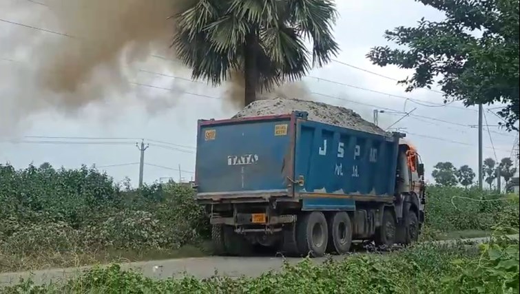 Dumper crushed girl in Patna. Angry family members set fire.