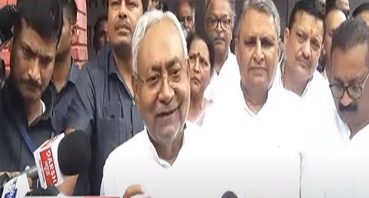 WOMEN RESERVATION BILL PER CM NITISH NE KOTE ME KOTA KI KAR DI MANG