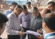 DRM Arun J Rathore inspected Tatanagar and the area adjacent to the station.