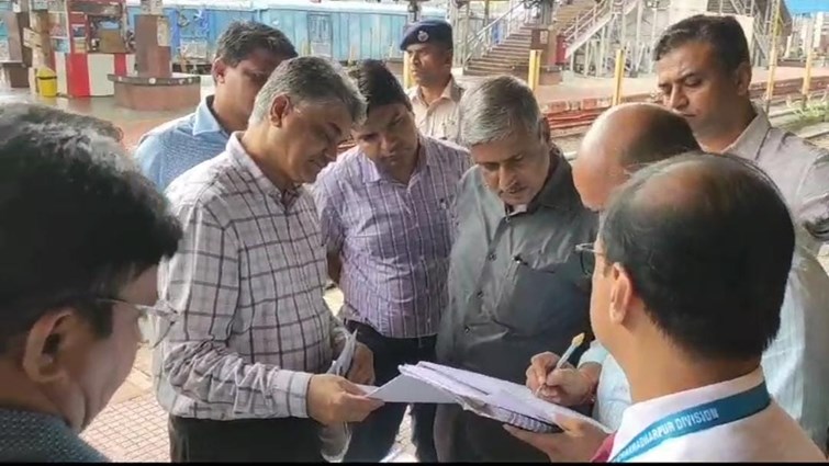 DRM Arun J Rathore inspected Tatanagar and the area adjacent to the station.