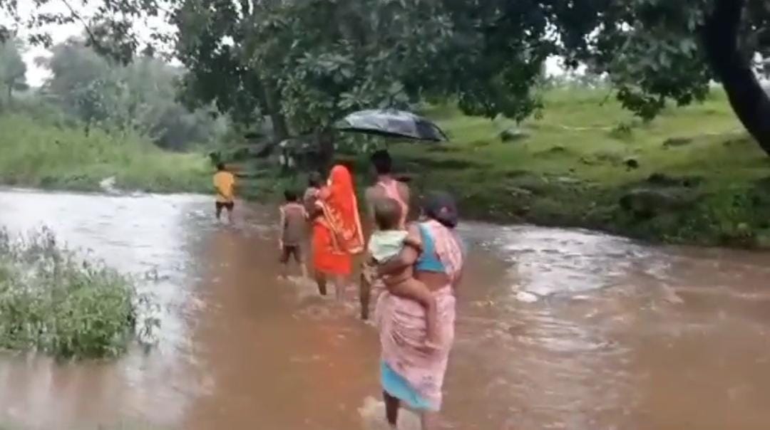Villagers of Gomiya block Kejmua Beda are living life like an island.