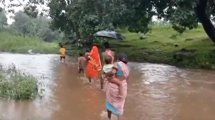 Villagers of Gomiya block Kejmua Beda are living life like an island.