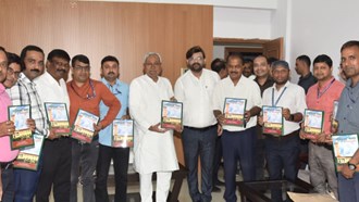 Bihar Secretariat Service Association met CM Nitish and presented Samvad Patrika.