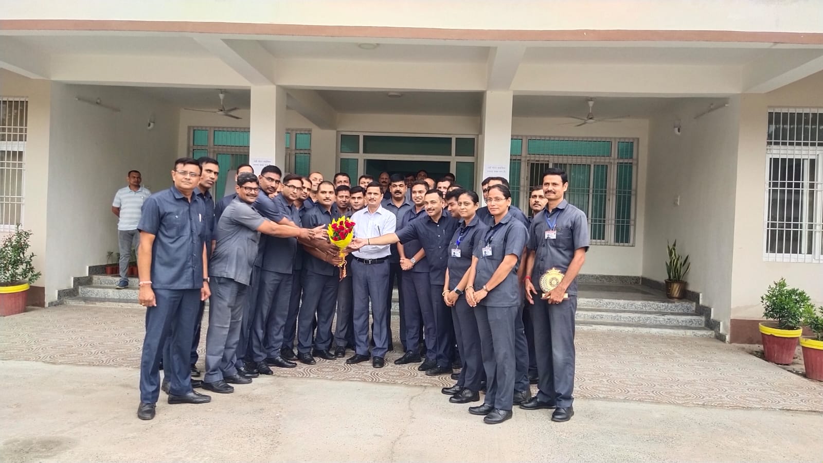 Senior officers honored Special Branch policemen who got promotion to Inspector.