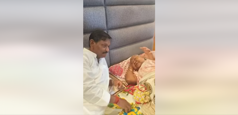 kendriye mantri arjun munda apani vridh maa ke saath 