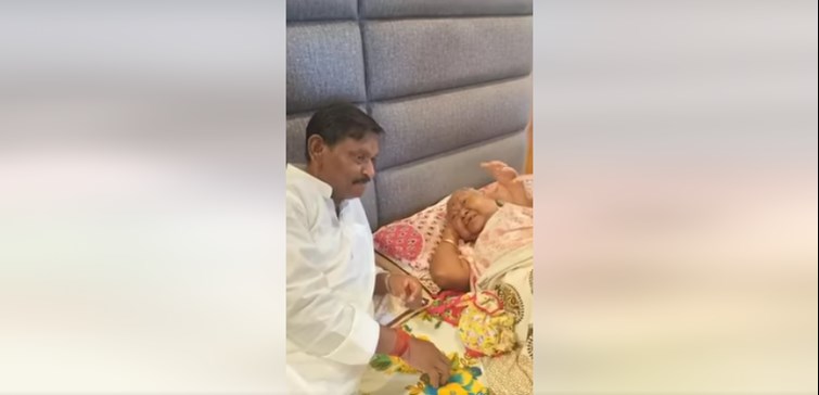 kendriye mantri arjun munda apani vridh maa ke saath 