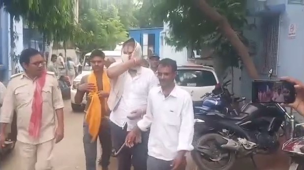 begusarai me jam chalkaate mukhiya ko police ne dabocha