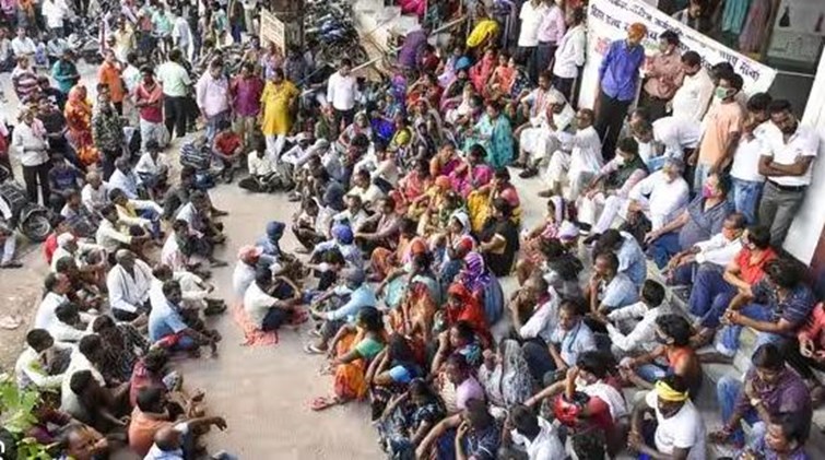 The striking employees of Patna Municipal Corporation became violent.