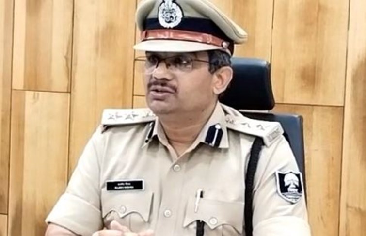 BREAKING Patna SSP Rajeev Mishra arrested 5 policemen including the MAHILA SI accused of extortion.