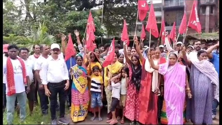 Labor union along with local people demonstrated against BCCL