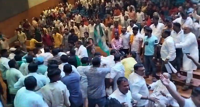 motihari me rjd ke sammelan me do netao ke samarthako me khoob hui ladai